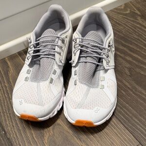 On Cloud light grey sneakers